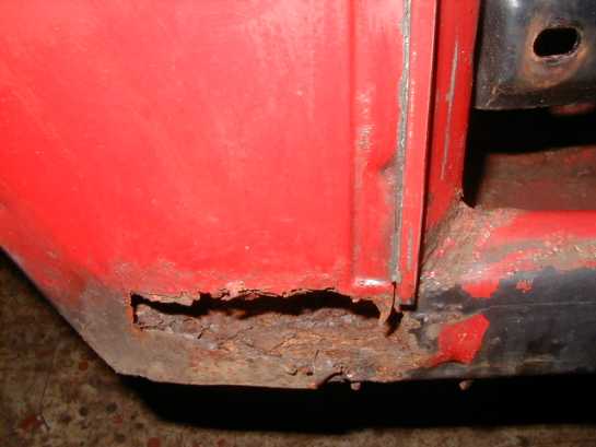 Picture 5 Completely disintegrated front end of the rocker panel