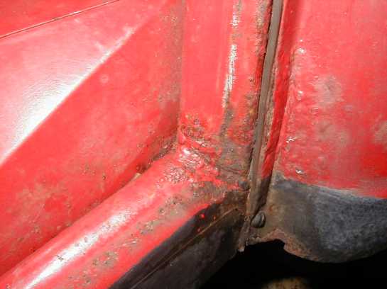 Picture 1 The rocker panel under the C-pole is weakened