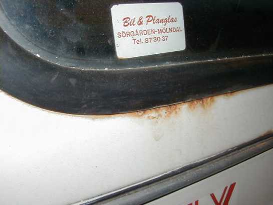 Picture 4  Bad rust on the windshield frame
