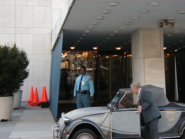 2CV at the UN ambassadors entrance with security guard